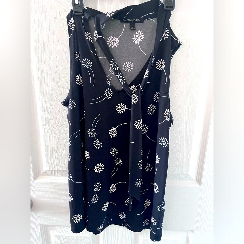Banana Republic women’s top with neck tie, semi formal wear, sleeveless, S size